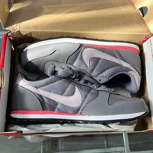 BRAND NEW Nike Genicco